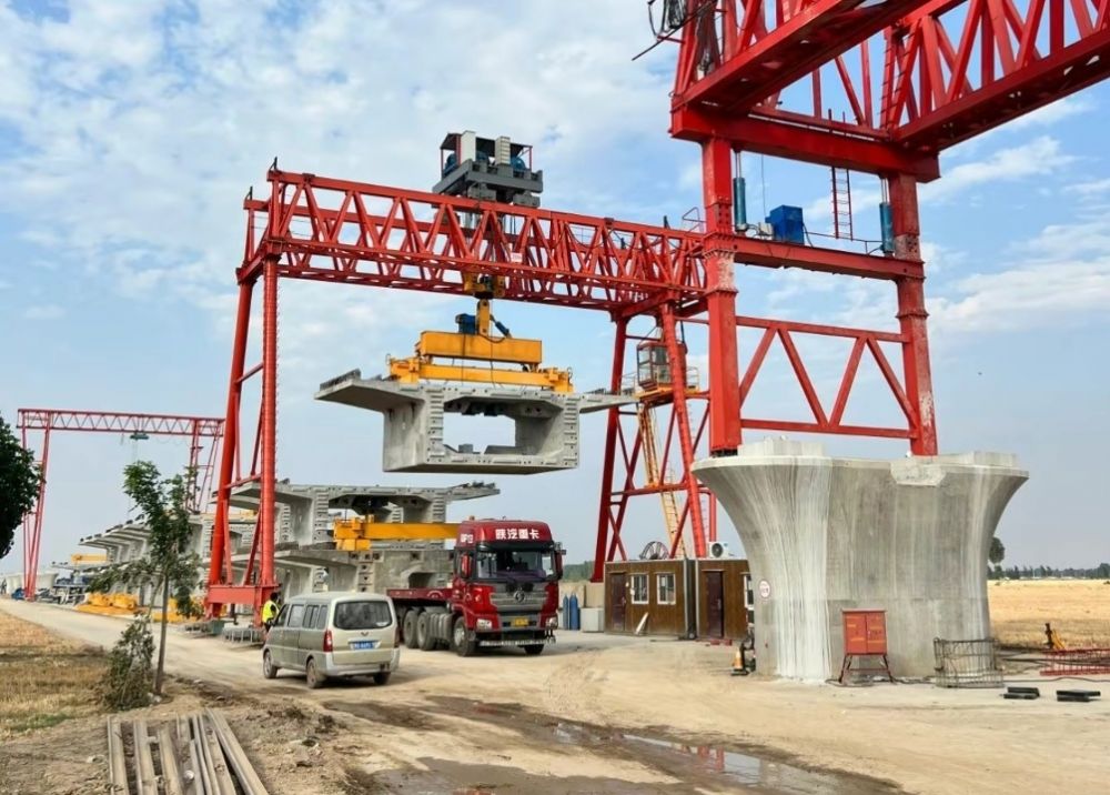 廣東提梁機(jī)、工程龍門吊、梁廠門式起重機(jī)租賃