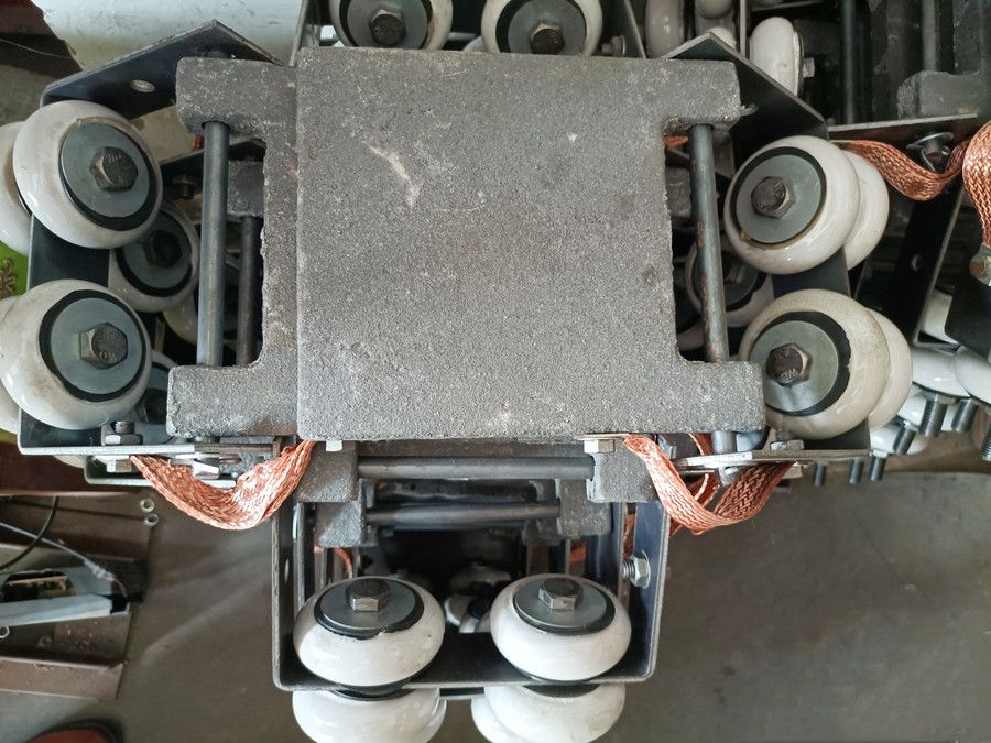 河南新鄉(xiāng)長垣角鐵滑線滑塊批發(fā)、單雙梁角鐵滑塊取電器受電器