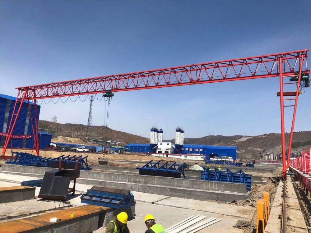 新鄉(xiāng)門式起重機生產(chǎn)廠家、桁架式倒三角單梁門式起重機