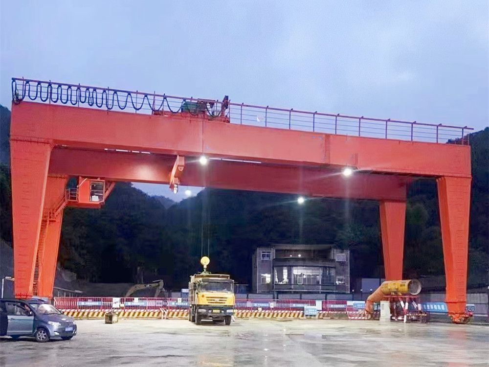 南京龍門吊廠家、電動(dòng)雙主梁門式起重機(jī)型號(hào)、參數(shù)、價(jià)格