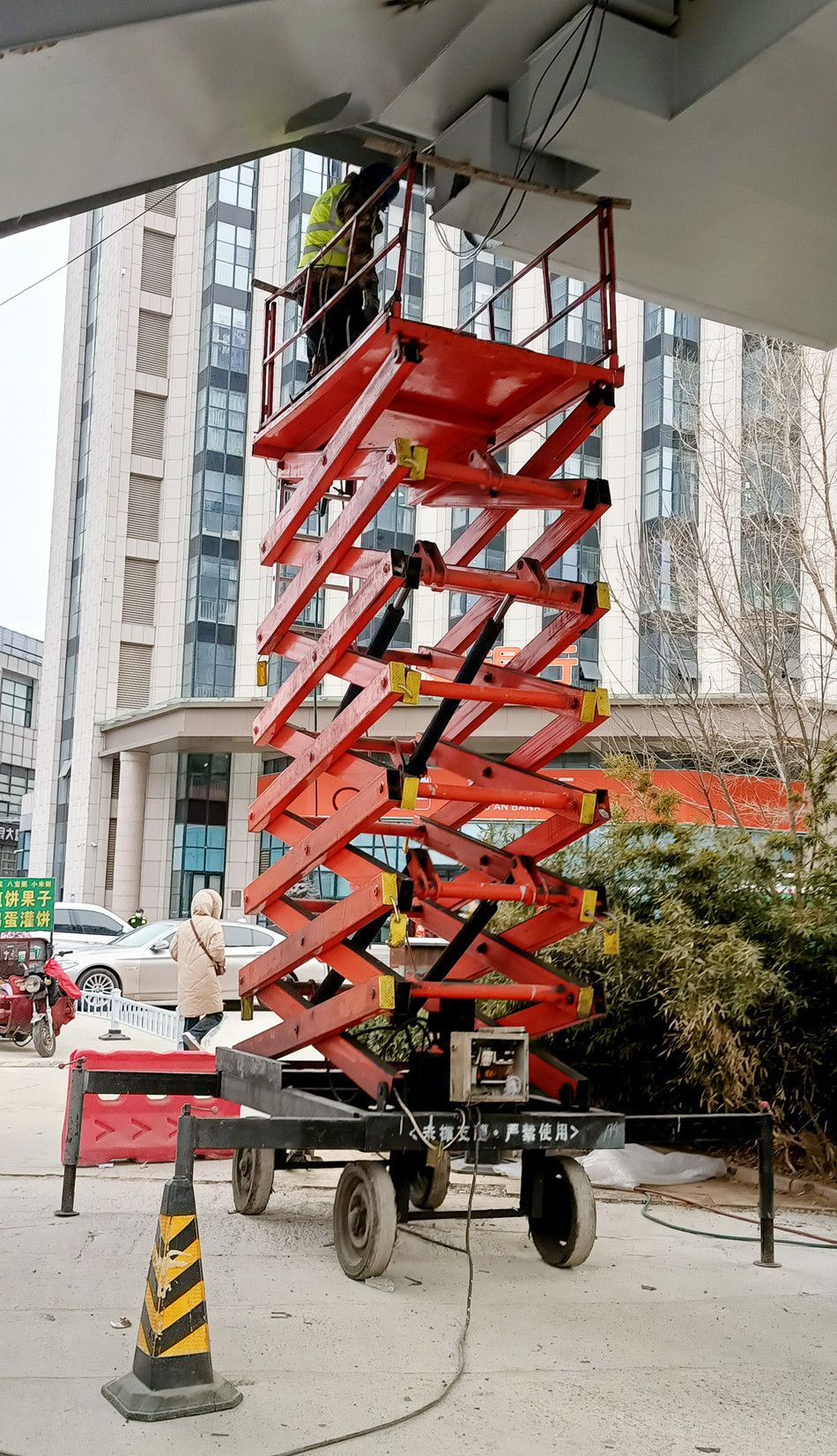 佛山液壓升降機(jī)、四輪移動(dòng)液壓維修平臺(tái)廠家直銷