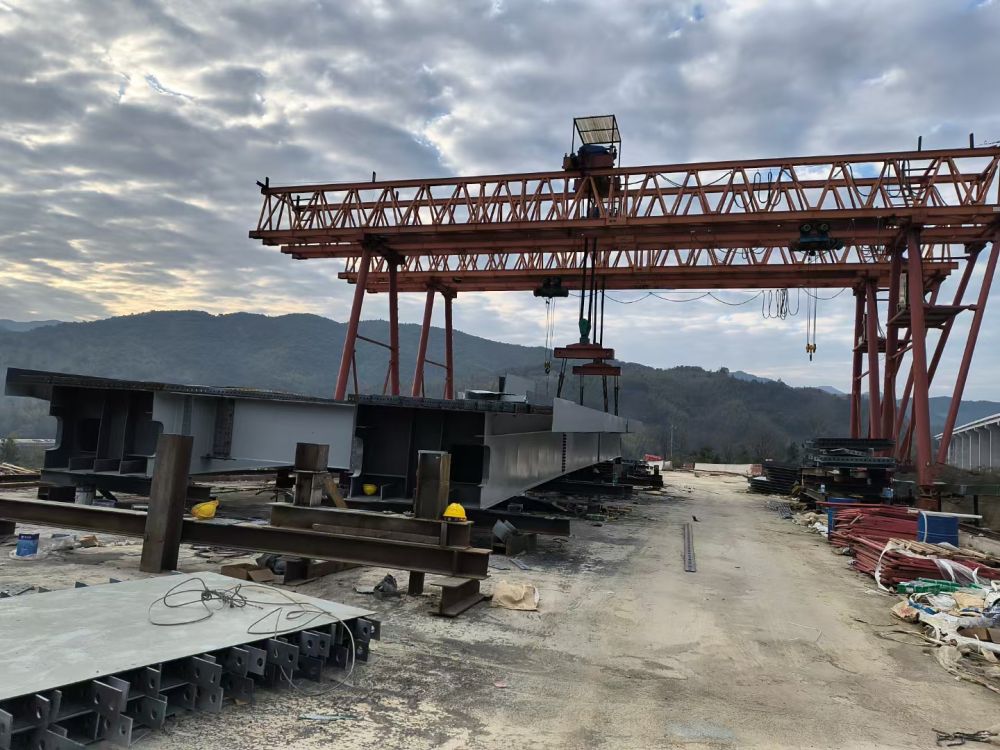 河南路橋起重機(jī)租賃、提梁機(jī)、龍門(mén)吊租賃工程服務(wù)