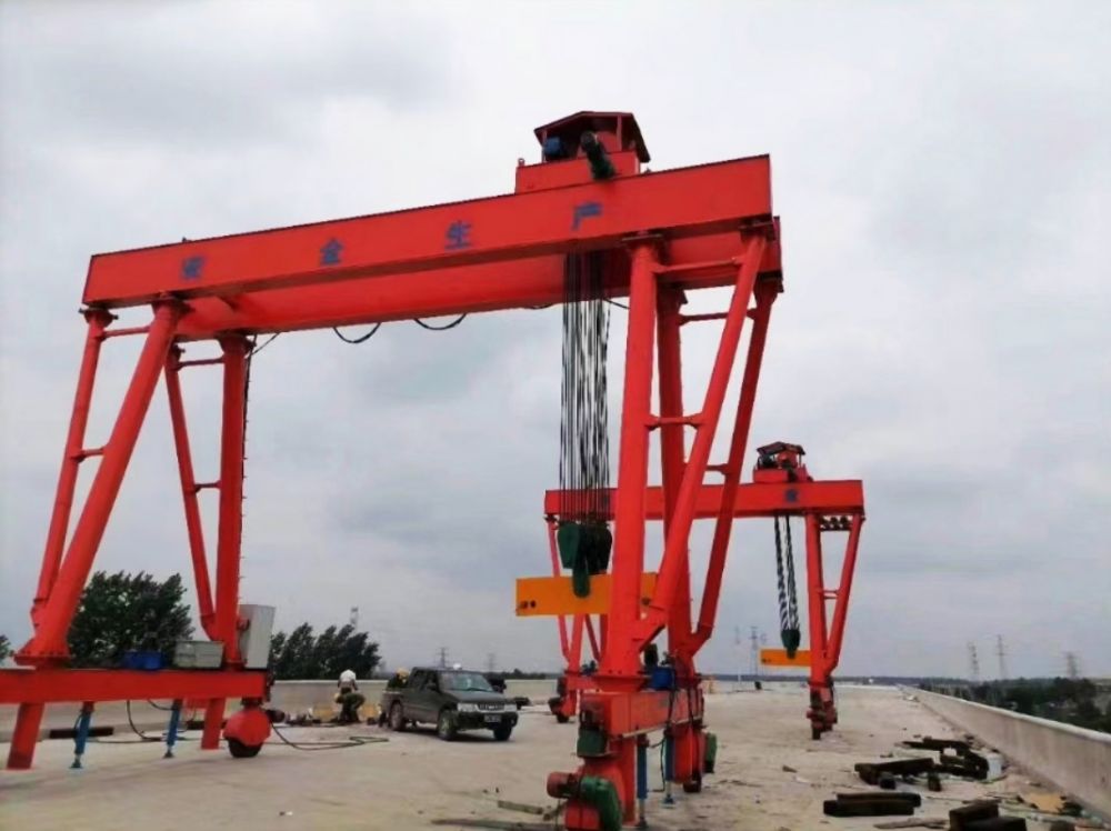 路橋門機(jī)、提梁機(jī)、無軌自行走門式起重機(jī)生產(chǎn)制造、安裝調(diào)試