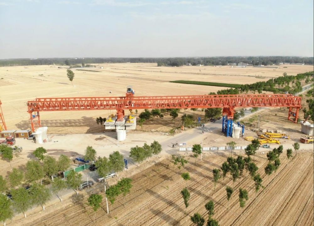 架橋機(jī)廠家供貨、公路鐵路架橋機(jī)、架橋機(jī)型號、價格