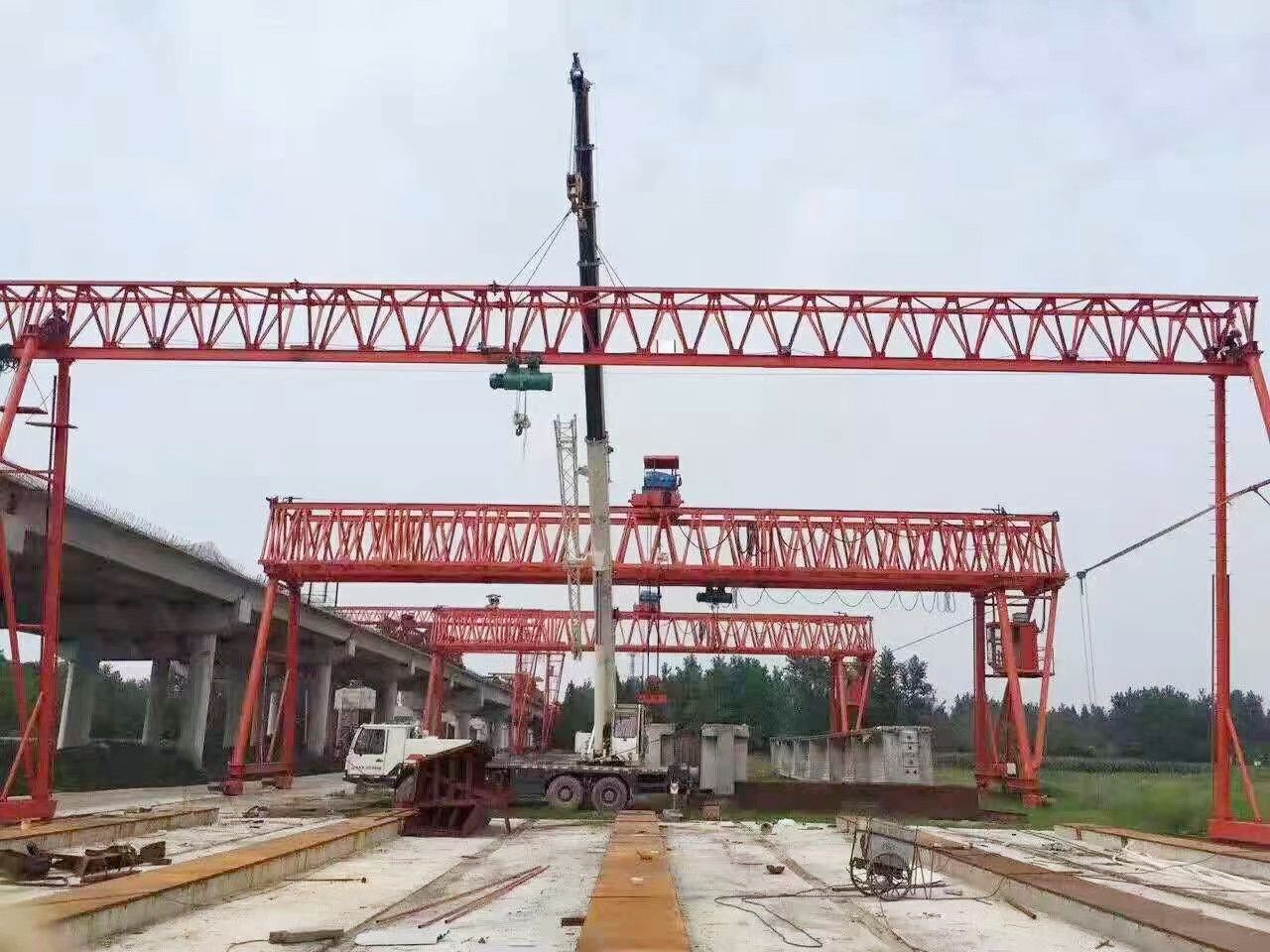 瀘州龍門吊、提梁機(jī)、工程門式起重機(jī)廠家銷售服務(wù)