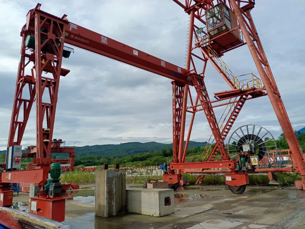 輪胎式電動(dòng)單梁門式起重機(jī)、工程龍門吊生產(chǎn)廠家、價(jià)格報(bào)價(jià)單