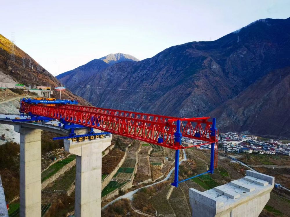 河南架橋機(jī)廠家、小曲線自平衡架橋機(jī)型號(hào)規(guī)格、價(jià)格