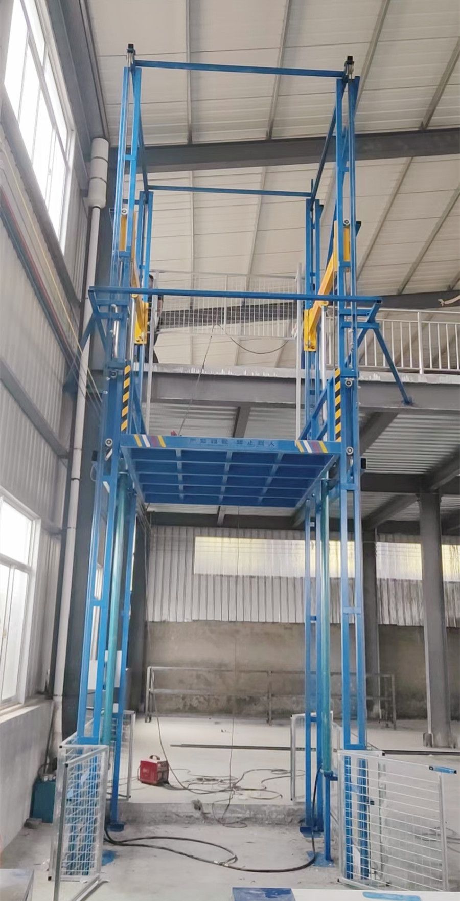惠州市升降機(jī)、導(dǎo)軌式液壓升降貨梯、鏈條液壓升降平臺廠家銷售