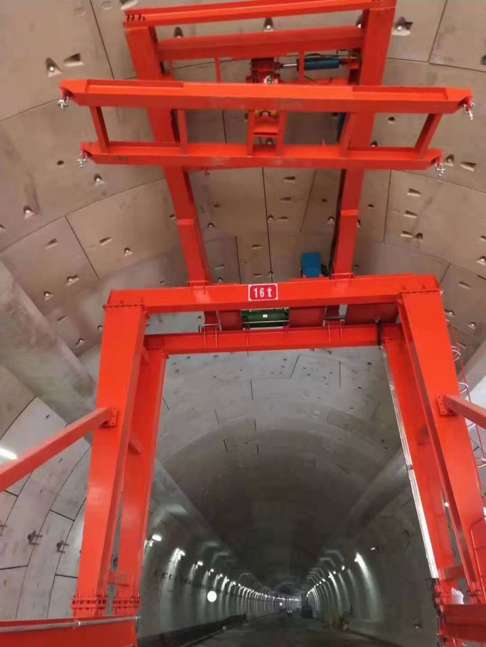 龍門吊廠家、隧道軌道/輪胎式龍門吊、煙道板鋪板吊供貨安裝維修