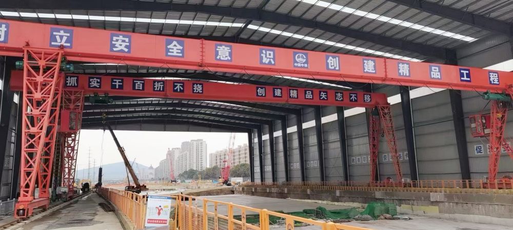 安陽(yáng)龍門吊廠家、電動(dòng)單梁門式起重機(jī)型號(hào)、參數(shù)及安裝維修價(jià)格