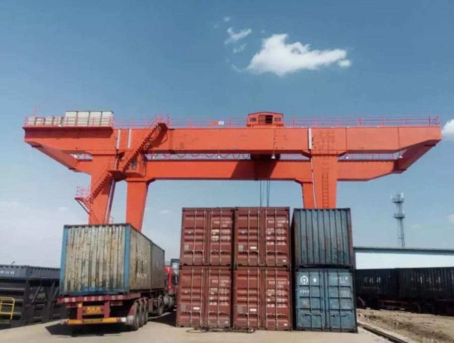 四川成都龍門吊廠家銷售、U型集裝箱軌道門式起重機(jī)