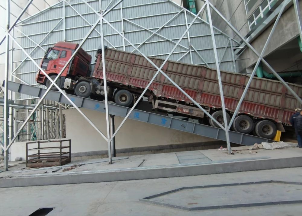 河南愛(ài)信后翻式液壓卸車(chē)平臺(tái)、液壓翻板機(jī)、卸車(chē)設(shè)備廠家、價(jià)格