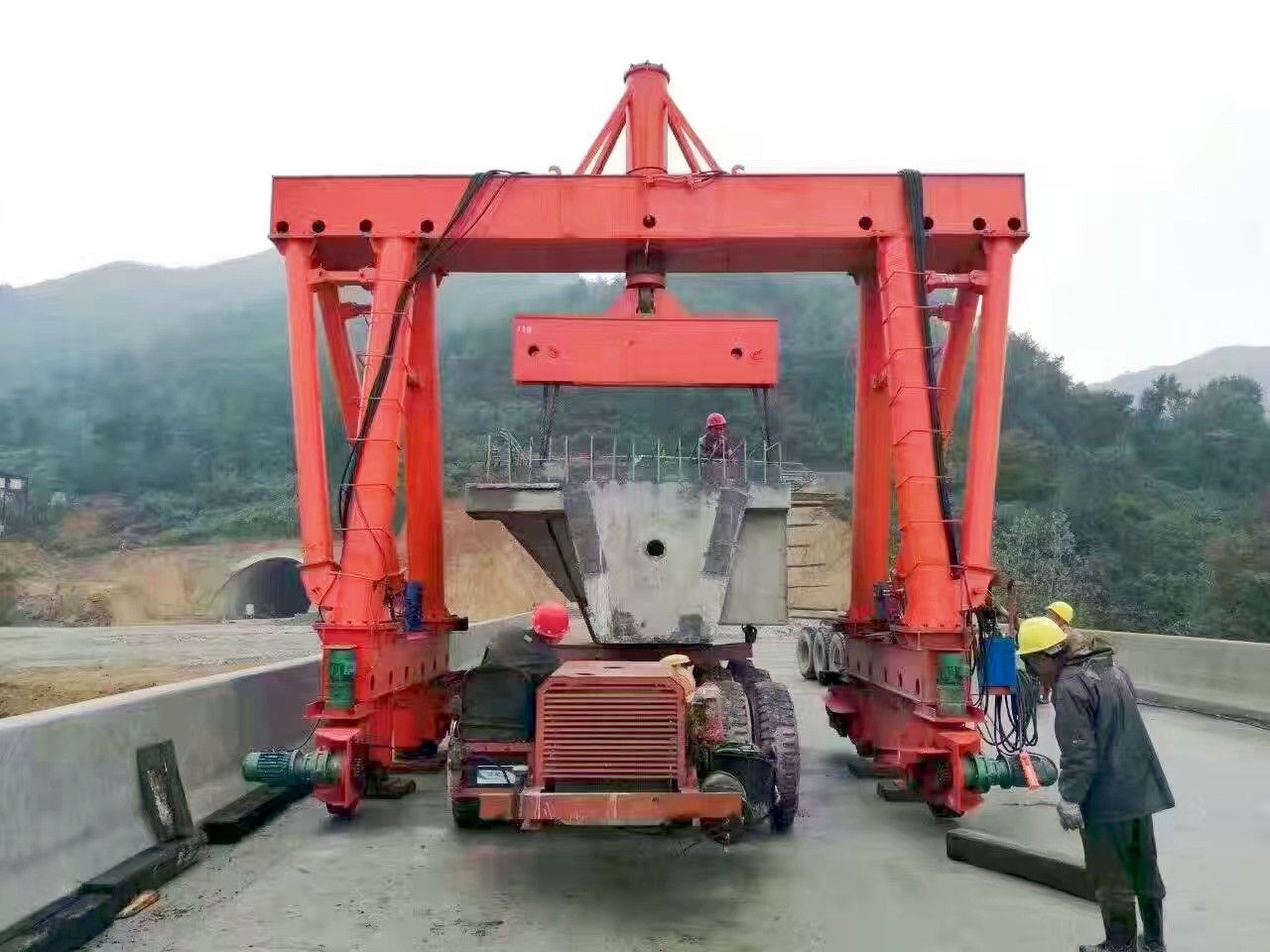 寧夏工程龍門吊、石嘴山提梁機(jī)、路橋門機(jī)廠家供貨安裝