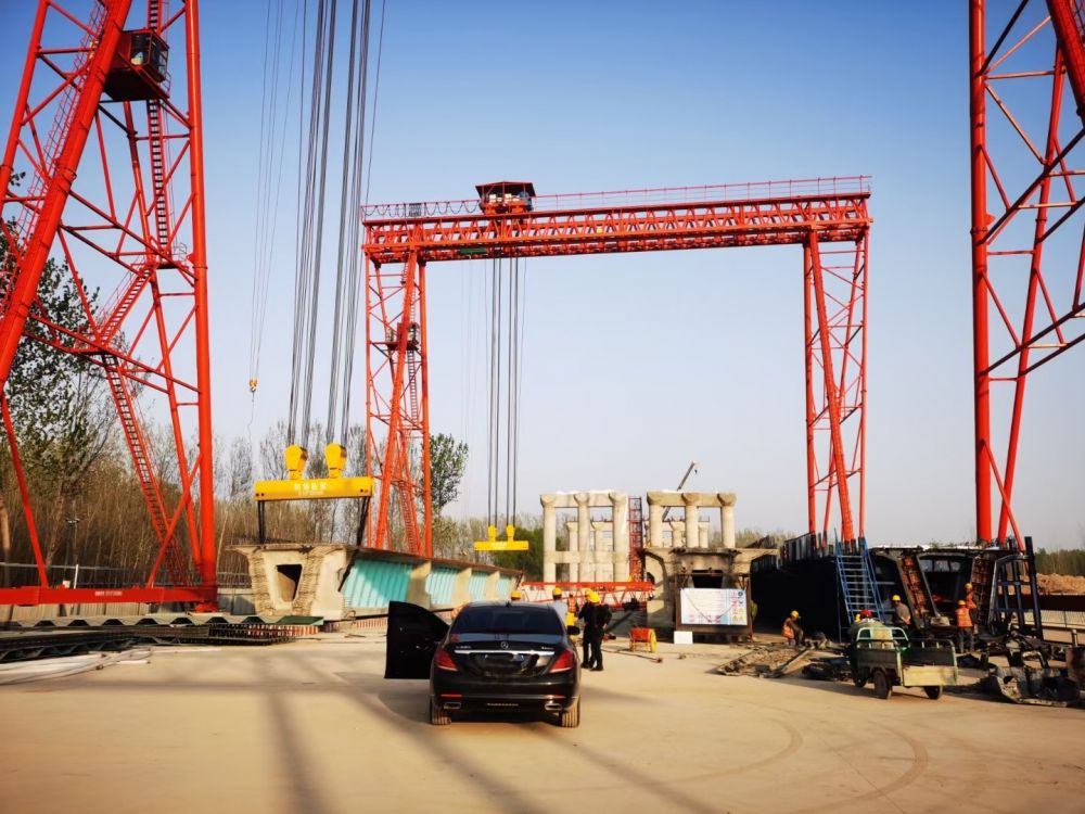 路橋門(mén)機(jī)生產(chǎn)廠家、MG型電動(dòng)雙梁門(mén)式起重機(jī)、工程龍門(mén)吊型號(hào)參數(shù)