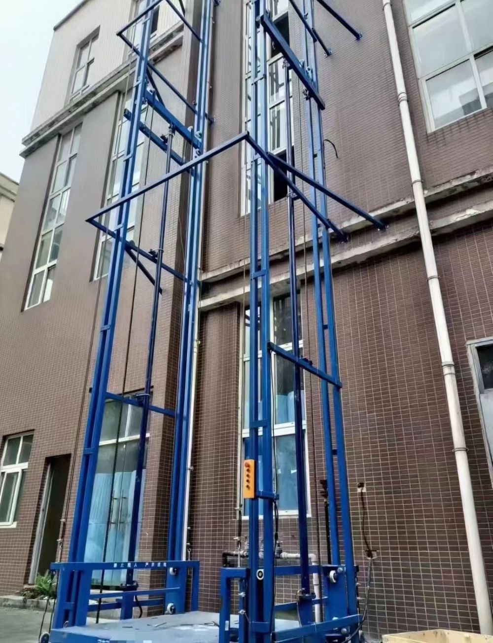 電動(dòng)液壓鏈條導(dǎo)軌升降機(jī)、升降平臺(tái)貨梯生產(chǎn)廠家、安裝維修