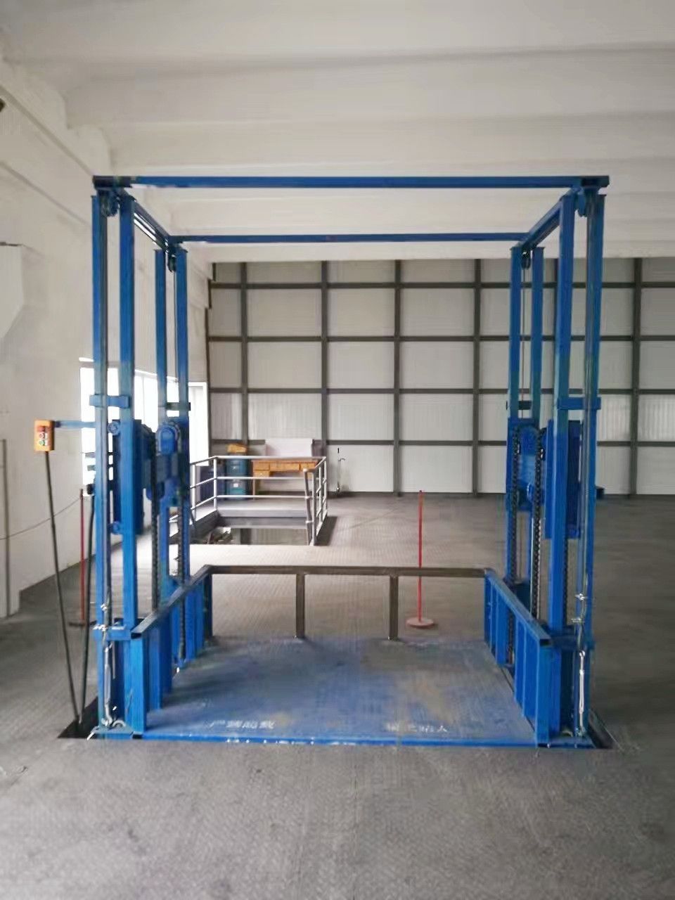 廣州載貨升降機、鏈條導(dǎo)軌式升降貨梯平臺