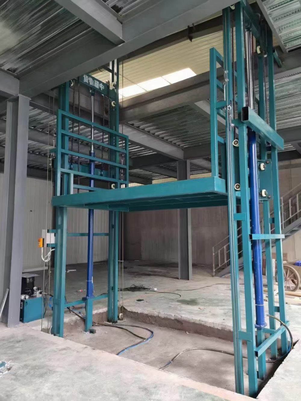 山東升降機(jī)廠家品牌、鏈條導(dǎo)軌式液壓升降機(jī)設(shè)計(jì)制造、安裝調(diào)試維修