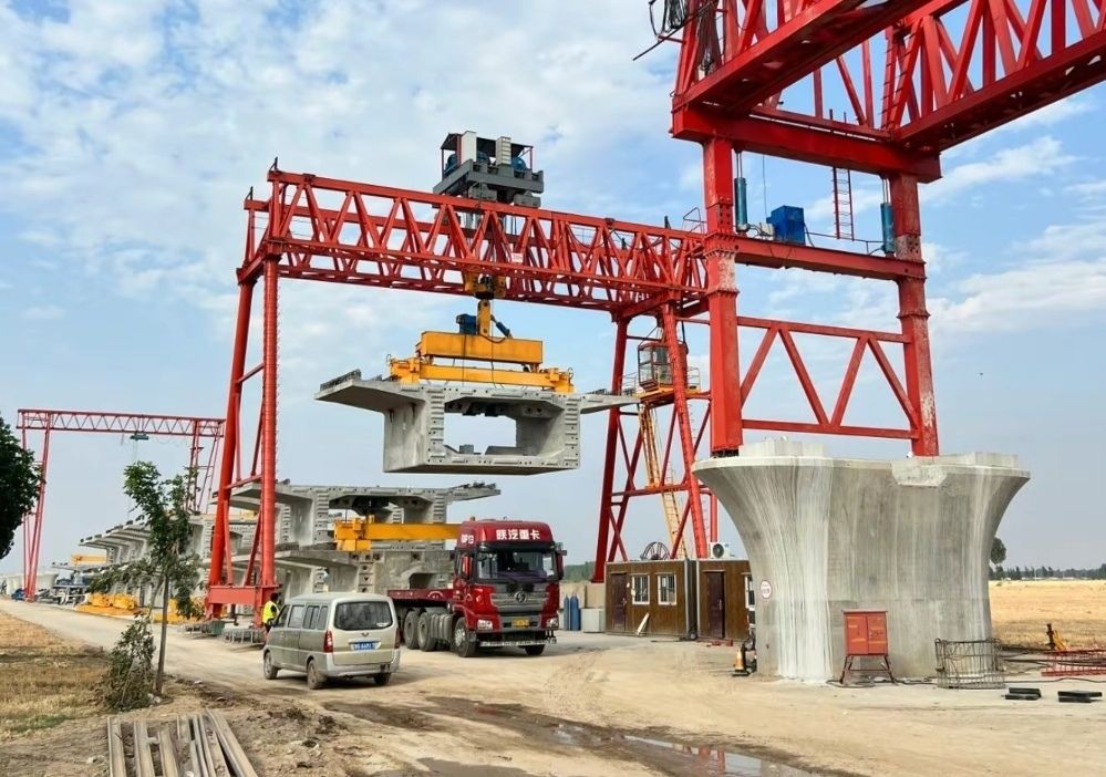 佛山起重機、工程龍門吊、提梁機生產(chǎn)制造、安裝維修廠家服務(wù)