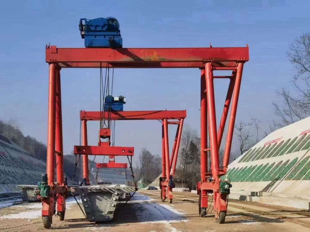 廣東提梁機(jī)、移梁機(jī)、輪胎式自行走門式起重機(jī)