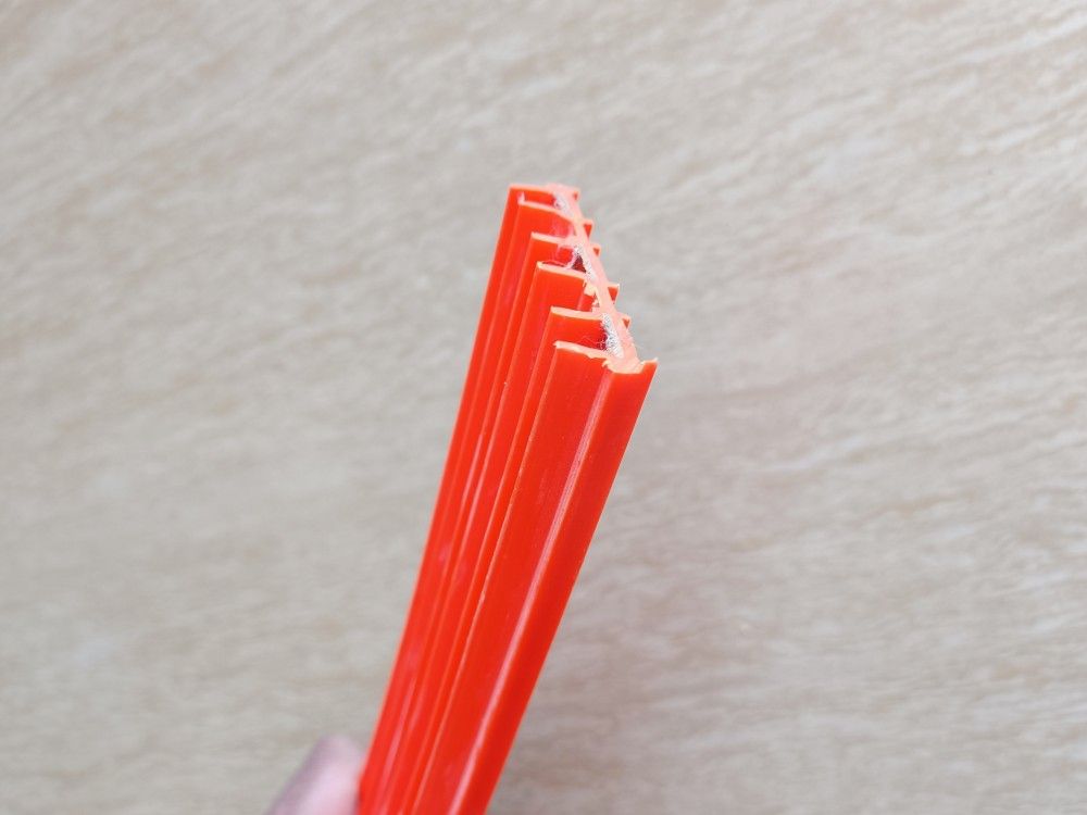 3極無接縫滑觸線導(dǎo)電截面圖片