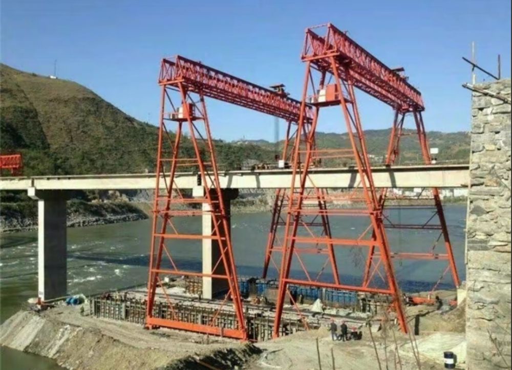 江蘇龍門(mén)吊、南通提梁機(jī)、路橋門(mén)機(jī)租賃廠家服務(wù)