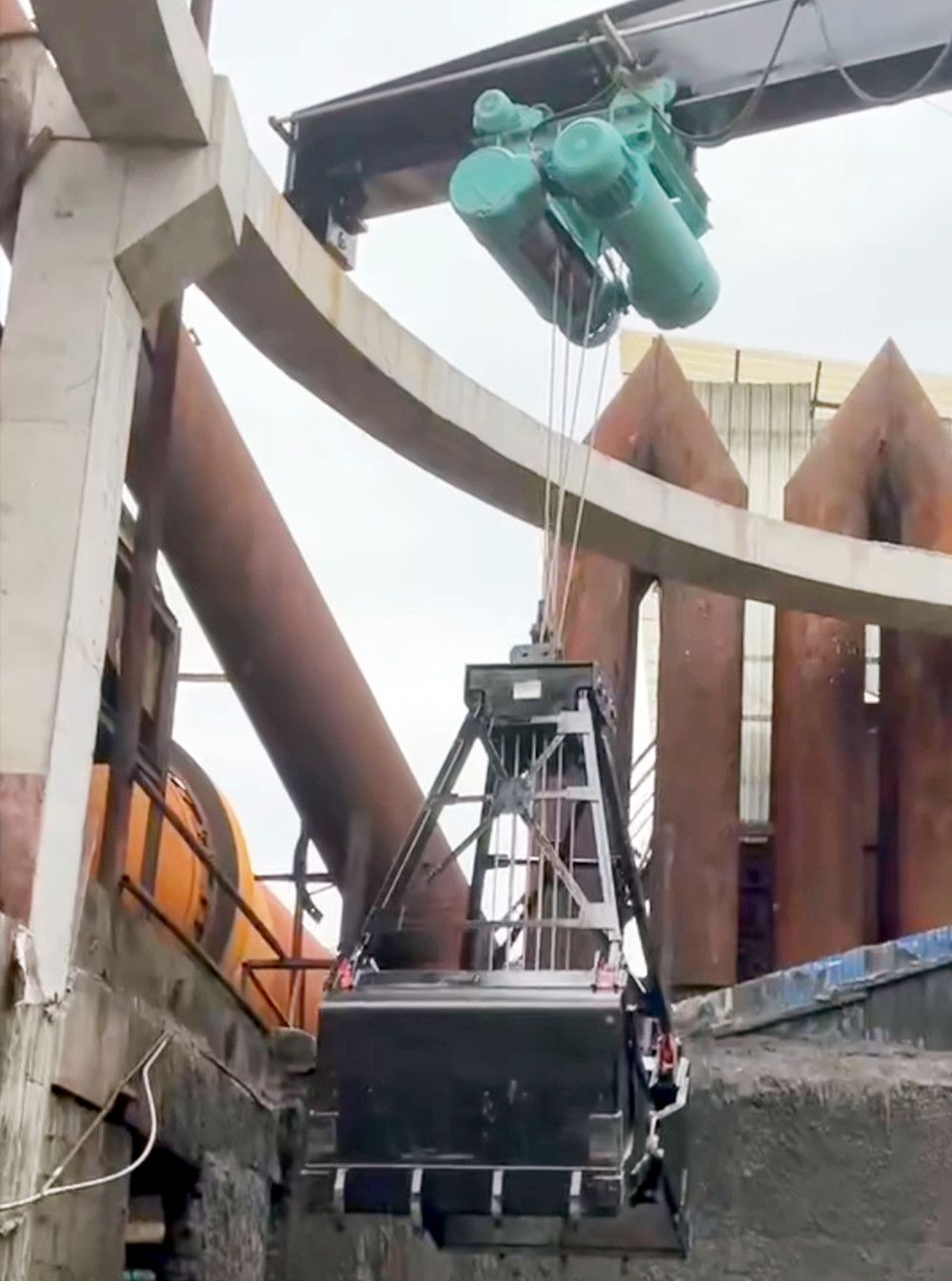 重慶起重機、抓斗起重機、吊機、天車、行吊廠家品牌、產(chǎn)品價格