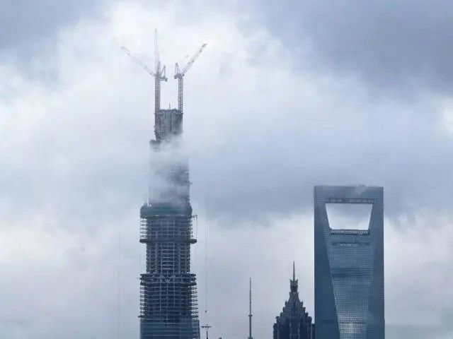 離地面400米的塔吊，操作員是如何爬上去的？