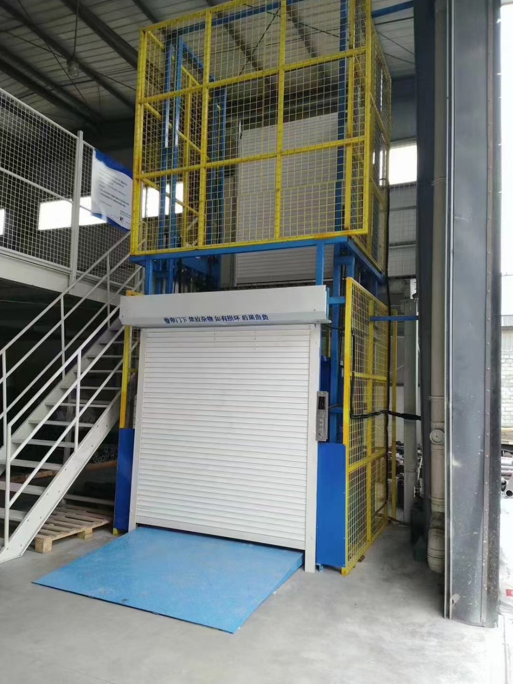 樓房閣樓上貨貨梯、鏈條導(dǎo)軌式升降機(jī)、升降貨梯