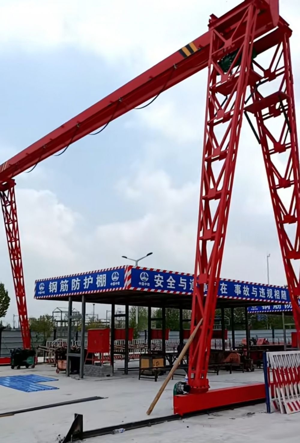 單梁龍門吊廠家、MH型電動單梁門式起重機價格