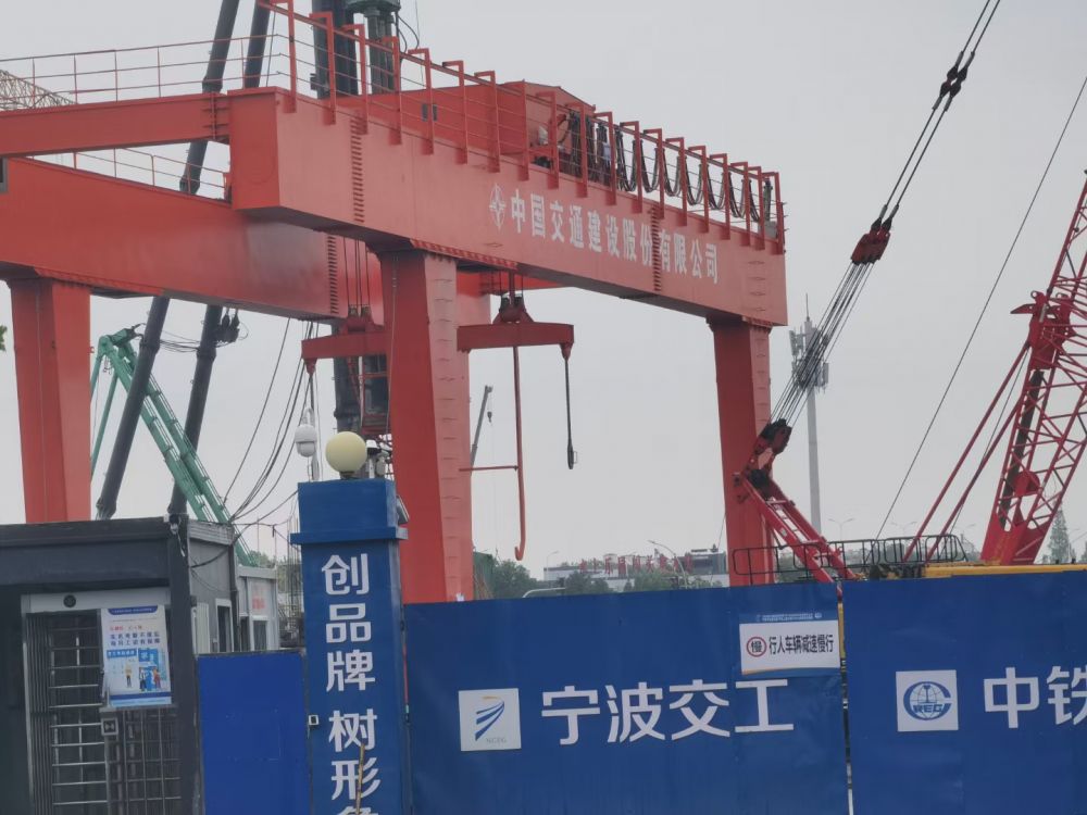 地鐵出渣機、雙梁門式起重機、龍門吊出渣機