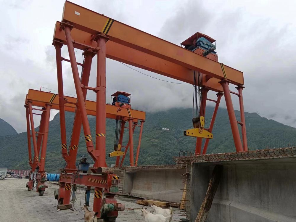 河南龍門(mén)吊、無(wú)軌自行走龍門(mén)吊、無(wú)軌提梁機(jī)廠家、價(jià)格