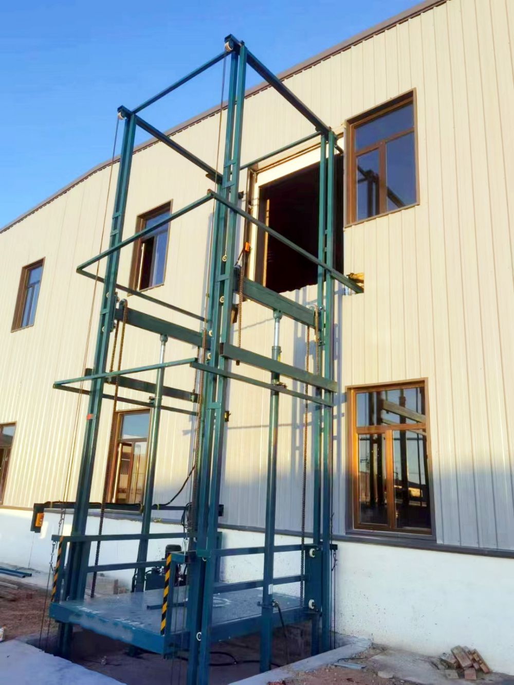 衢州貨物提升機(jī)、液壓平臺、鏈條導(dǎo)軌式載貨升降機(jī)廠家供貨安裝