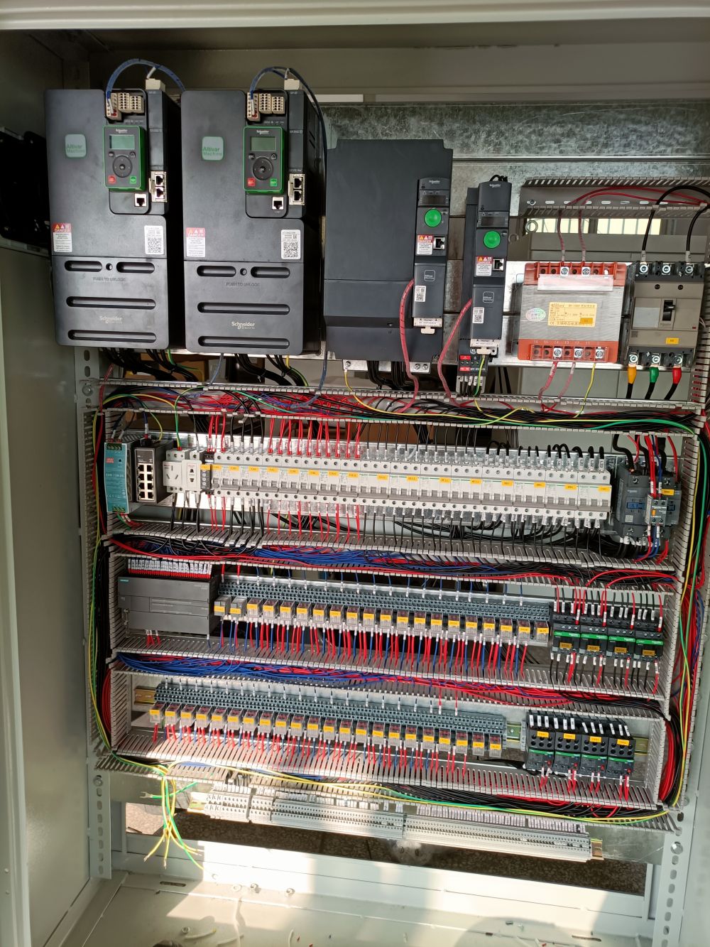 起重電氣柜廠(chǎng)家定制、高低壓變頻起重電氣箱柜設(shè)計(jì)制造、安裝維修