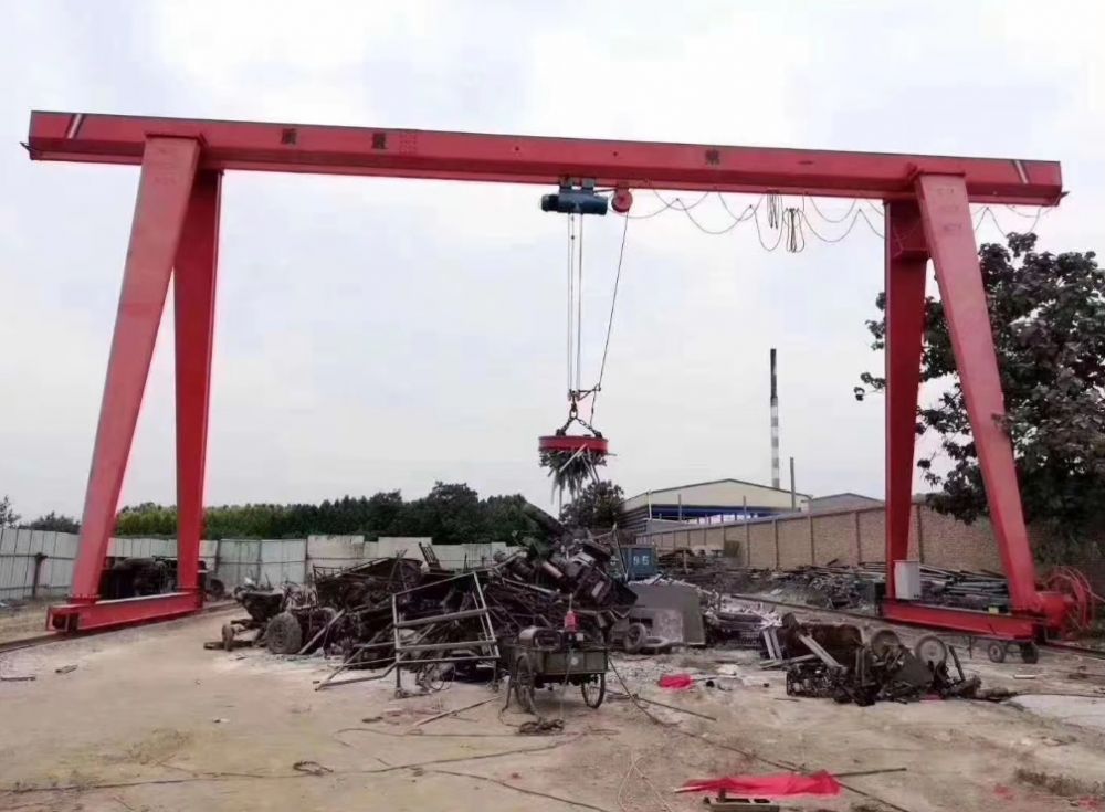 上海龍門吊廠家、電磁吸盤電動(dòng)單梁門式起重機(jī)