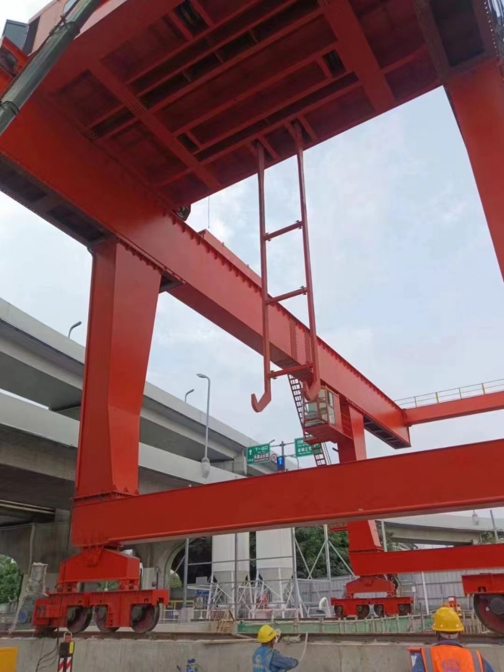 地鐵出渣機(jī)、地鐵站專用門式起重機(jī)