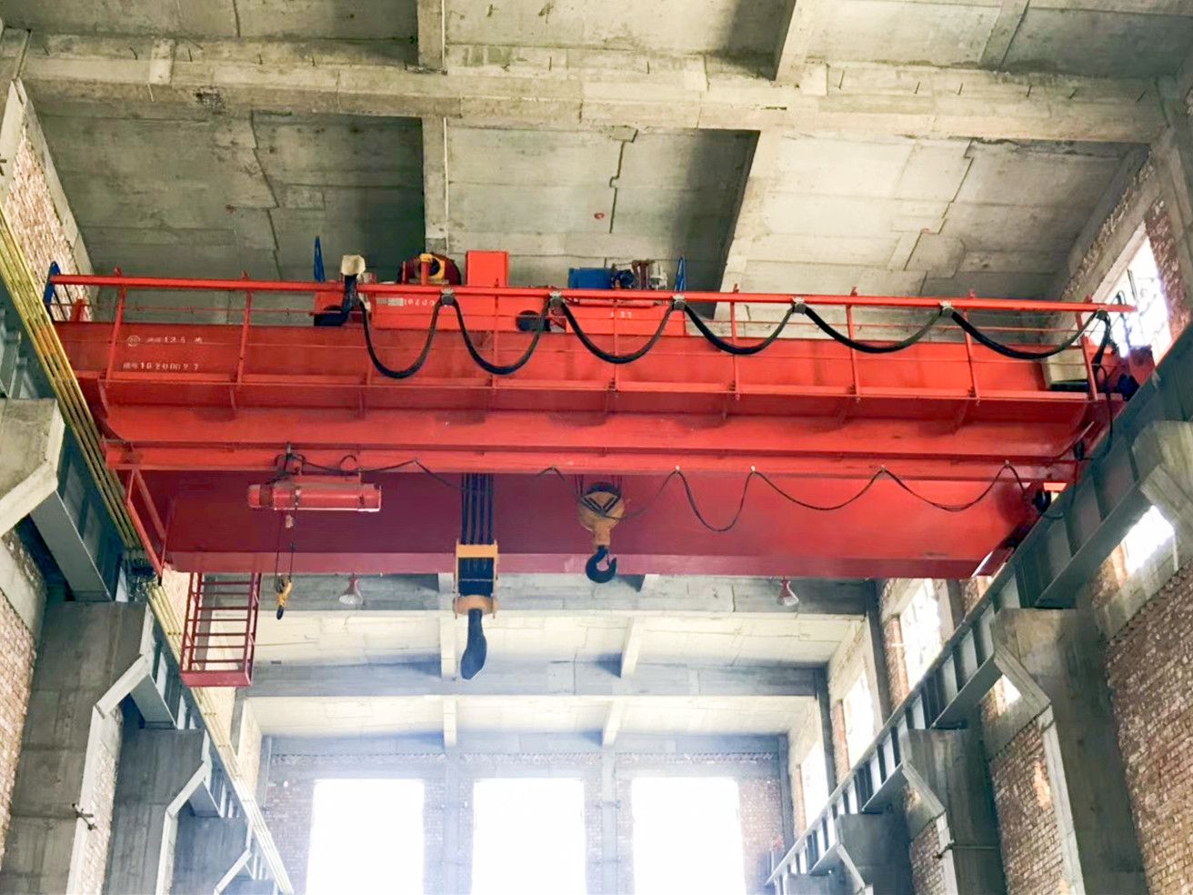 四川起重機、攀枝花QD型吊鉤雙梁橋式起重機廠家銷售、安裝維修