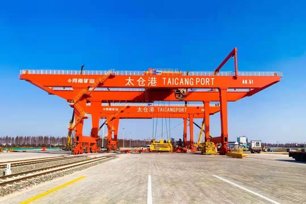 礦山軌道式集裝箱門式起重機(jī)