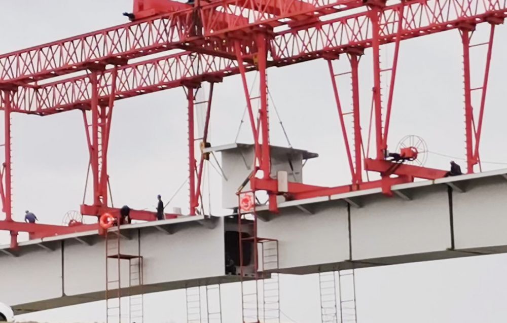 鋼構(gòu)橋梁架橋機(jī).jpg