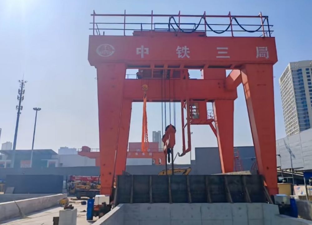 天津地鐵出渣機(jī)、地鐵出渣門(mén)式起重機(jī)、出渣龍門(mén)吊租賃