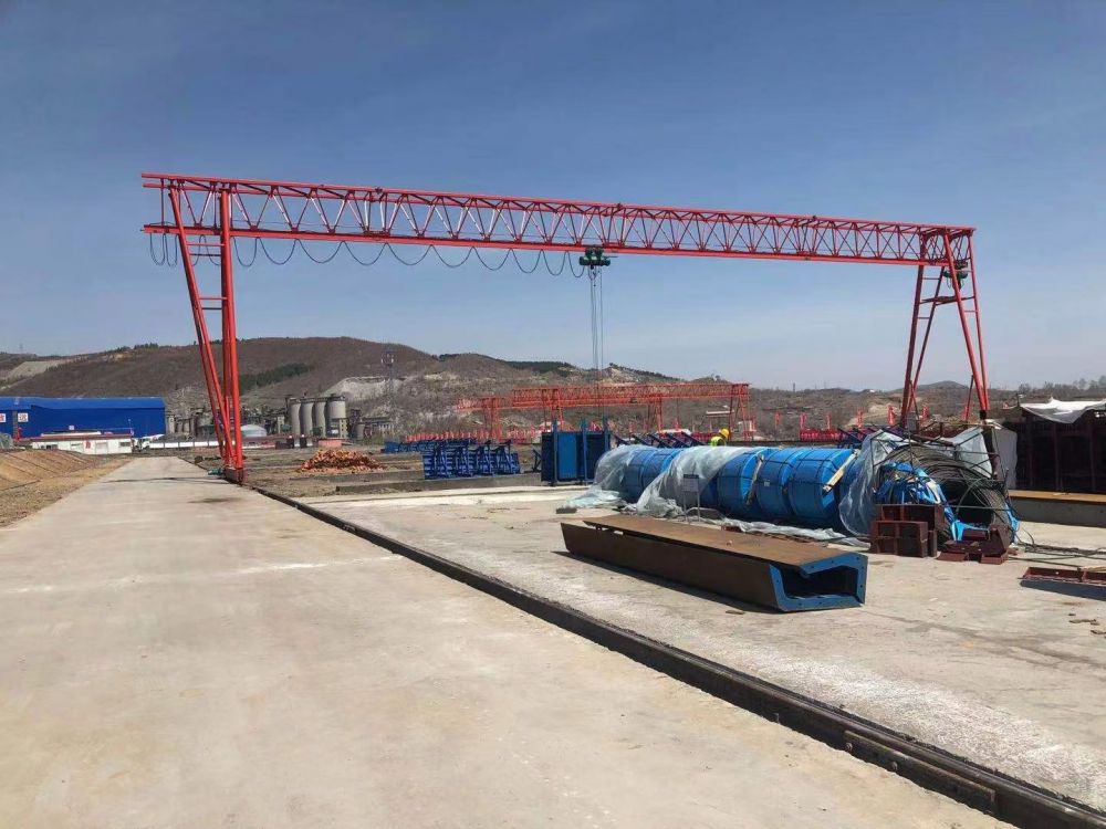 新鄉(xiāng)門(mén)式起重機(jī)生產(chǎn)廠家、桁架式倒三角單梁門(mén)式起重機(jī)