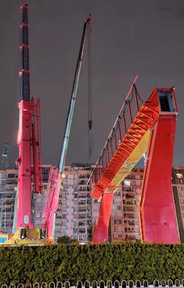 龍門吊夜間施工.jpg