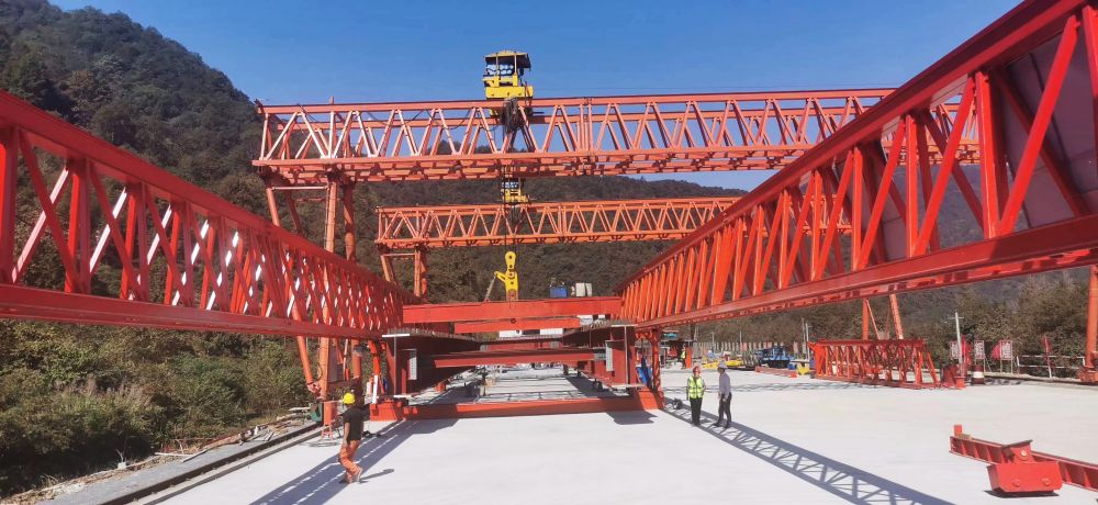 架橋機(jī)租賃、提梁機(jī)租賃、龍門吊出租租賃、搬遷移裝、安裝維修