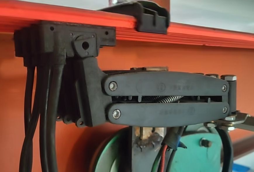 滑觸線集電器、無(wú)接縫滑導(dǎo)線滑刀、碳刷