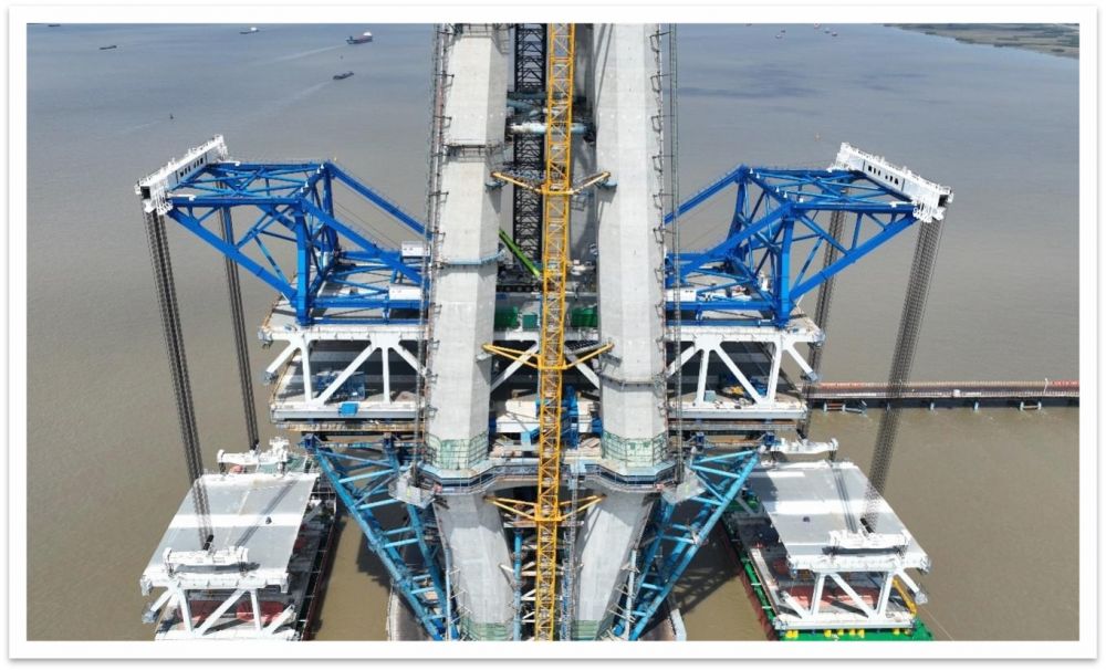 中交二航局 2臺1800T橋面吊機（常泰大橋）