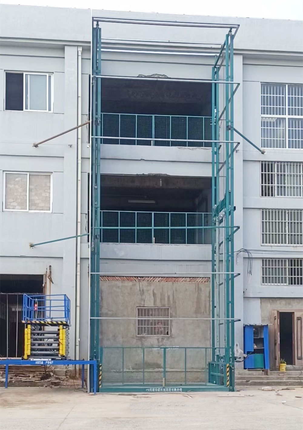 寧夏石嘴山升降機、電動液壓升降平臺貨梯廠家供貨安裝